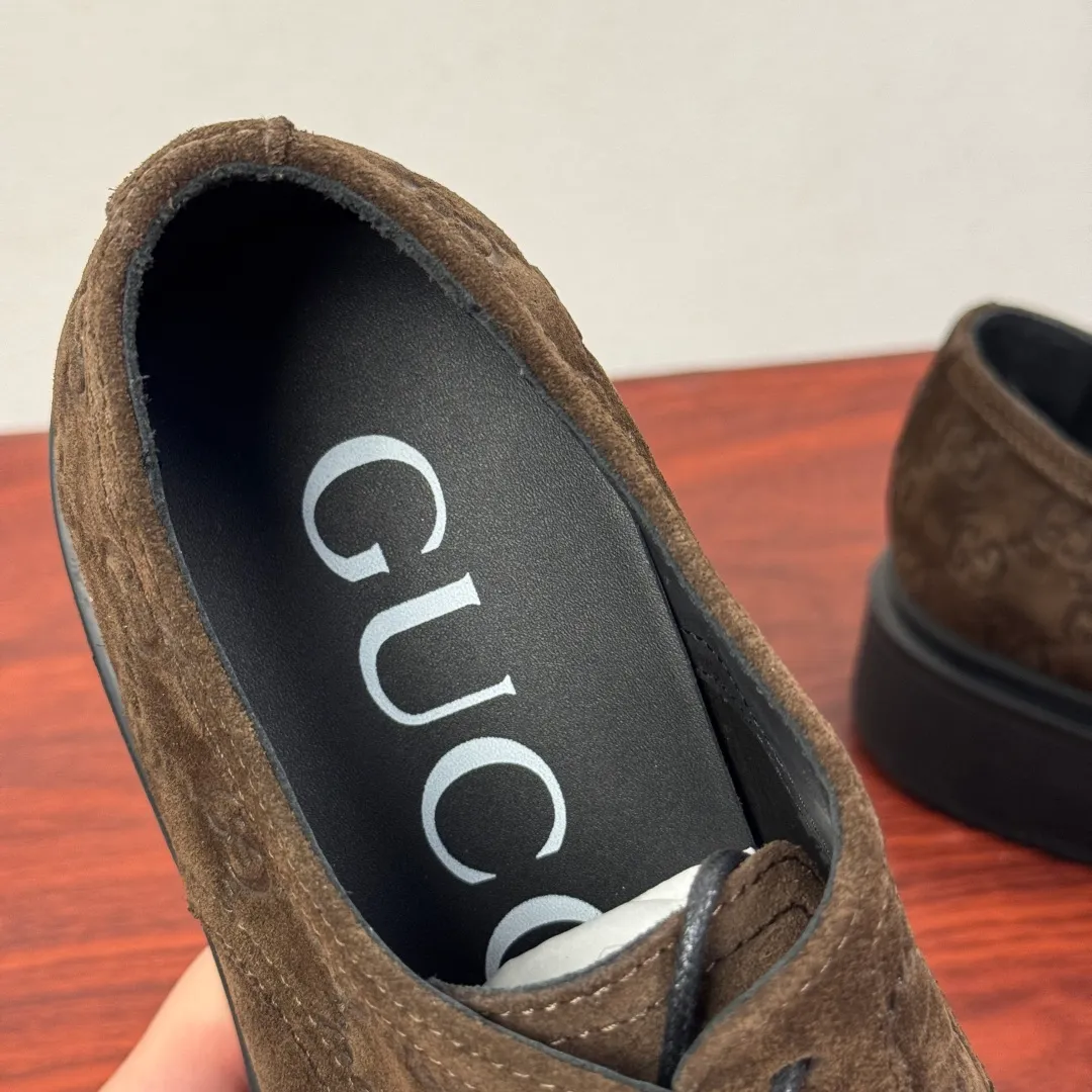 Batch 780 Gucci/Gucci new men's lace-up shoes with GG details, suede leather derby shoes! Rooted in the brand's heritage, these men's lace-up shoes are crafted from suede calfskin and embellished with GG-print embossed suede details in homage to Gucci's iconic monogram. The rubber sole decorated with GG pattern adds a touch of modern fashion to this design. Typical three-joint style design. European and American classic version, full calfskin lining. The overall upper texture is soft and the lining is comfortable and breathable. 2CM thickened soft rubber sole, easy to control. Versatile and stylish upper foot, multiple colors available to meet different matching needs, complete package! Size: 39-40-41-42-43-44 leather shoe size (can be customized to 38.45) Item number: 7826Z suede coffee color